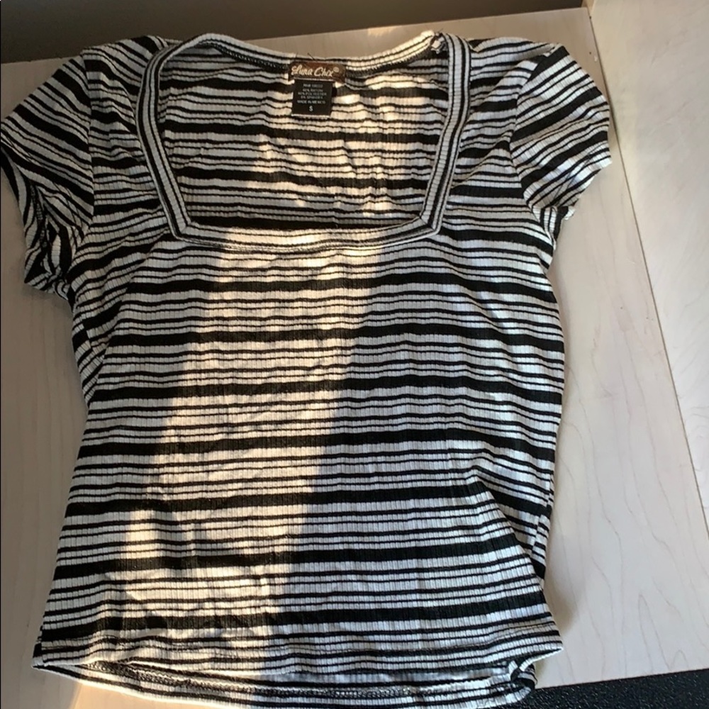 Crop top (black and white strips)